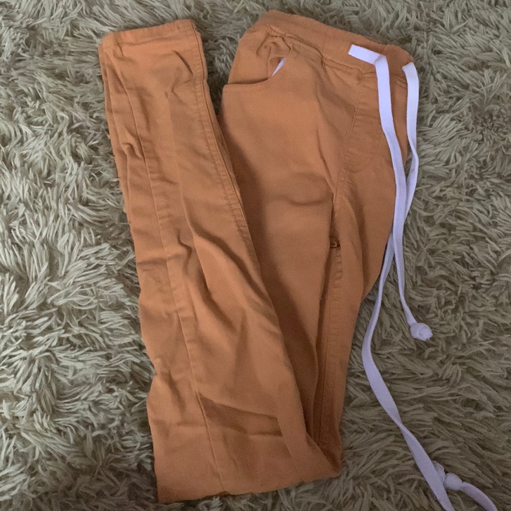 These are pants like leggings.They’re really stretchy. A size small in girls.